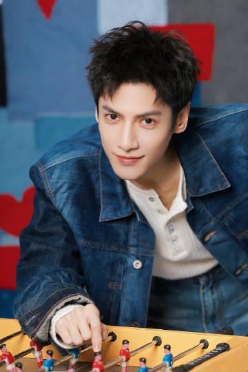 罗云熙扫楼穿搭藏玄机?海外华人追剧遇阻,这些细节你发现了吗