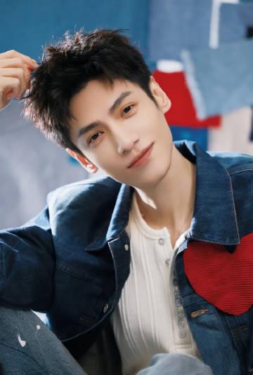 罗云熙扫楼穿搭藏玄机?海外华人追剧遇阻,这些细节你发现了吗