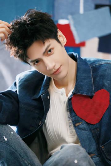 罗云熙扫楼穿搭藏玄机?海外华人追剧遇阻,这些细节你发现了吗