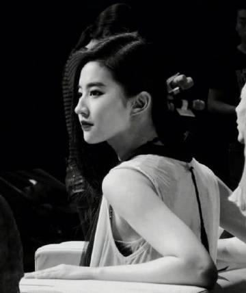 刘亦菲眼神杀太绝了!网友跪求她演恶女,这气场谁顶得住?