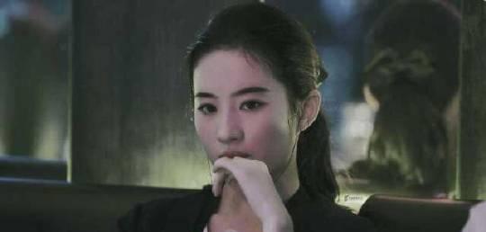 刘亦菲眼神杀太绝了!网友跪求她演恶女,这气场谁顶得住?